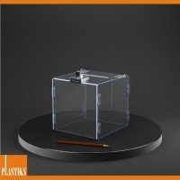 Piccola urna in acrilico transparente